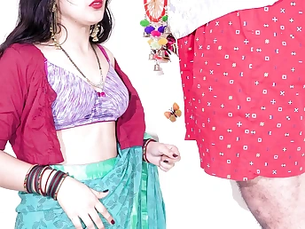 Desi Aunty Ki Squeezes Salami and Gets a Super-fucking-hot Booty-Tearing up in Close-Up Desi Bhabhi Act
