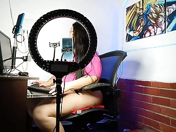 Paused bombshell gets her slit pummeled while working on her laptop
