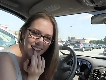 First-timer glasses teen deepthroating dinky in car