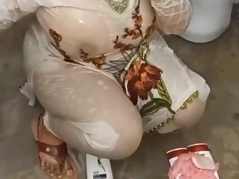 See Pakistani PLUS-SIZE Ma Nahate and Desi Wifey Village Aunty in a sizzling bathroom