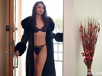 Smallish damsel Liz Jordan cheats on her bf with Parker Ambrose coupled with gets hard-core intercourse