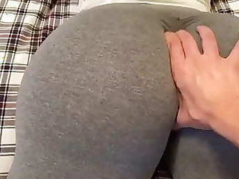 Phat donk brown-haired in yoga fill someone's needs is providing a rip-roaring footjob to one of say no to pals